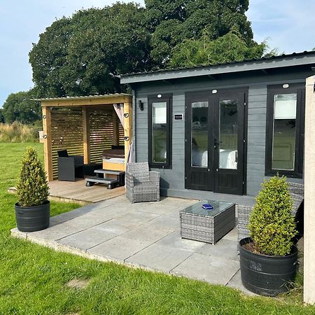 Dolafon Farm Luxury Glamping Cabin With Hot Tub Сейнт Асаф Екстериор снимка
