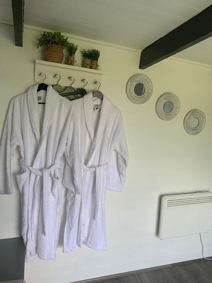 Dolafon Farm Luxury Glamping Cabin With Hot Tub Сейнт Асаф Екстериор снимка