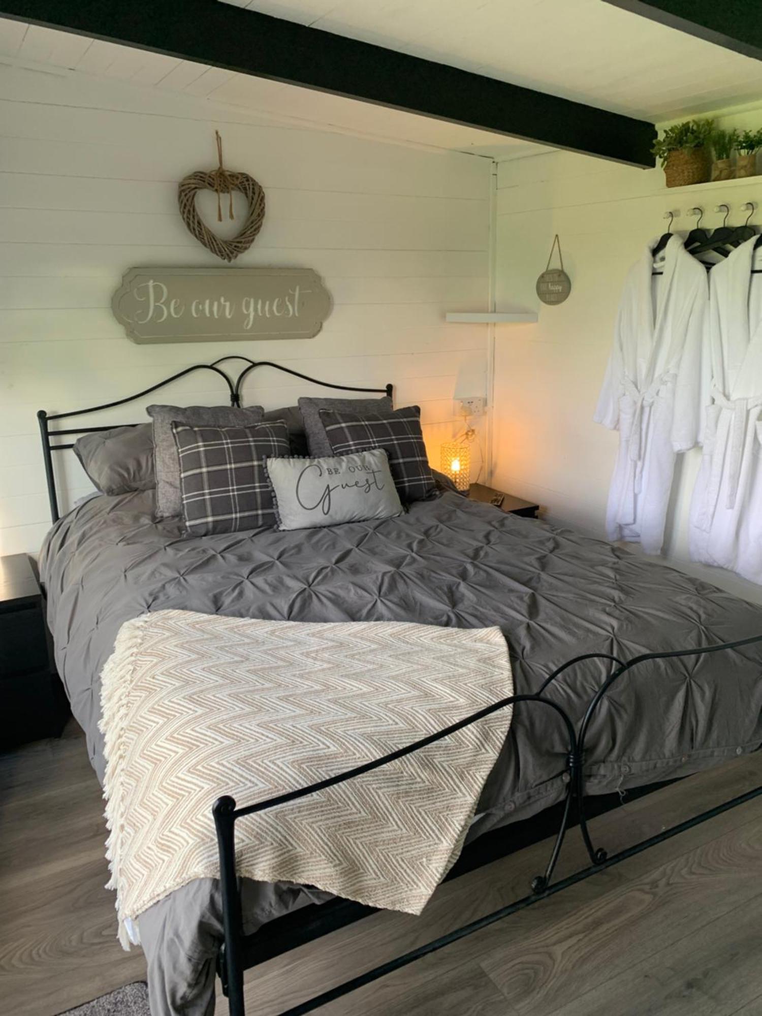 Dolafon Farm Luxury Glamping Cabin With Hot Tub Сейнт Асаф Екстериор снимка
